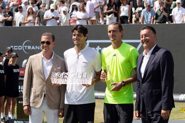 15.06.25 Tennis BOSS Open Stuttgart Weissenhof 2025 Deutschland, Stuttgart, 15.06.2025, Tennis, BOSS Open Stuttgart Weissenhof 2025: v.l. Daniel Grieder (BOSS), Taylor Fritz (Gewinner, Sieger) mit Pokal Trophäe, Alexander Zverev, Edwin Weindorfer (Turnierdirektor).