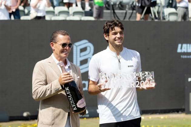 15.06.25 Tennis BOSS Open Stuttgart Weissenhof 2025 Deutschland, Stuttgart, 15.06.2025, Tennis, BOSS Open Stuttgart Weissenhof 2025: v.l. Daniel Grieder (BOSS), Taylor Fritz (Gewinner, Sieger) mit Pokal Trophäe.
