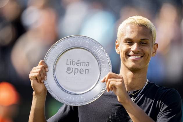 DEN BOSCH - Gabriel Diallo (CAN) shows the scale after winning the final of the Libema Open tennis tournament. The grass tournament is part of the ATP, Tennis Herren and WTA, Tennis Damen circuit. ANP SANDER KING xVIxANPxSportx xxANPxIVx 529956135 originalFilename: 529956135.jpg