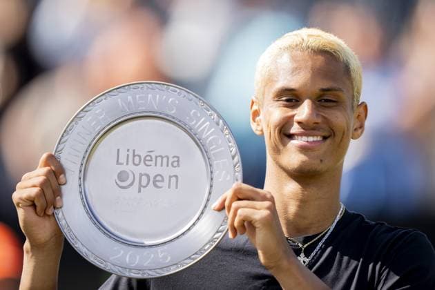 Sport Themen der Woche KW24 Sport Bilder des Tages DEN BOSCH - Gabriel Diallo (CAN) shows the scale after winning the final of the Libema Open tennis tournament. The grass tournament is part of the ATP, Tennis Herren and WTA, Tennis Damen circuit. ANP SANDER KING xVIxANPxSportx xxANPxIVx 529956190 originalFilename: 529956190.jpg