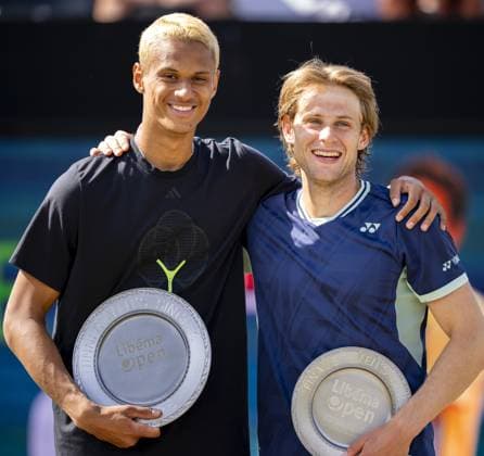 DEN BOSCH - Winner Gabriel Diallo (CAN) and runner-up Zizou Bergs (BEL) show their scales after the final of the Libema Open tennis tournament. The grass tournament is part of the ATP, Tennis Herren and WTA, Tennis Damen circuit. ANP SANDER KING xVIxANPxSportx xxANPxIVx 529956501 originalFilename: 529956501.jpg