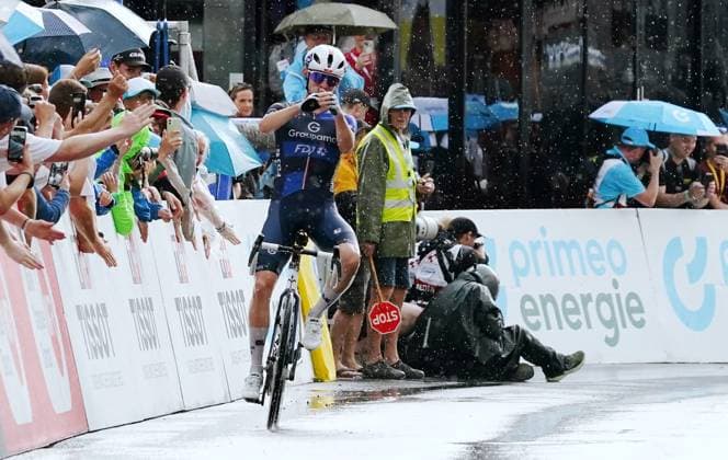 15.06.2025 Schweiz. Tour de Suisse Herren 2025.+.Etappe Kuessnacht - Kuesnacht.Bild :Romain Gregoire (FRA) Team GFC Groupama-FDJ Jubel Jubelt Aktion