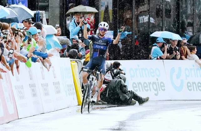 15.06.2025 Schweiz. Tour de Suisse Herren 2025.+.Etappe Kuessnacht - Kuesnacht.Bild :Romain Gregoire (FRA) Team GFC Groupama-FDJ Jubel Jubelt Aktion
