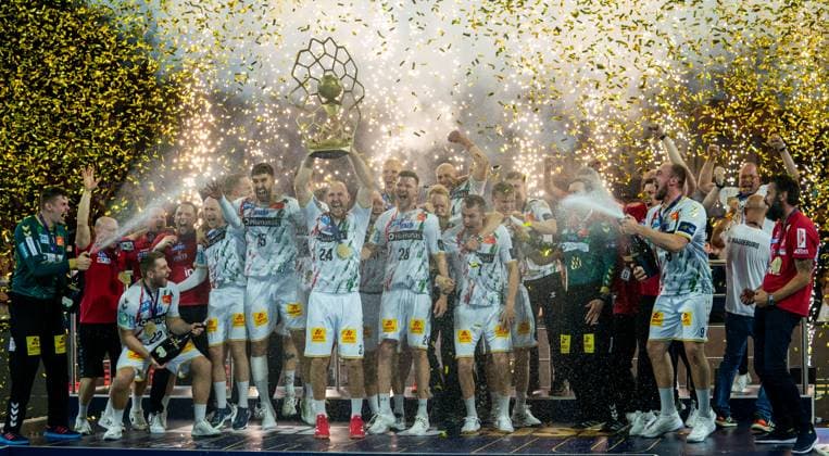 15.06.2025, Handball, Herren, Truckscout 25 EHF Final4 2025, Champions League, Final Four 2024, EHF, Finale, Füchse Berlin - SC Magdeburg, Die Handballer des SC Magdeburg jubeln mit der Trophäe nach der Siegerehrung. Sie sind Sieger der Champions League. Köln Lanxess Arena Nordrhein-Westfalen Deutschland