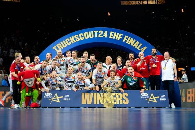 Koeln, Deutschland: Handball EHF CL Final 4 - Finale - Fuechse Berlin - SC Magdeburg die Mannschaft von Magdeburg, Siegerfoto, Schlussjubel Schlußjubel Emotion Freude Pokal, Koeln Lanxess Arena Nordrhein-Westfalen Deutschland