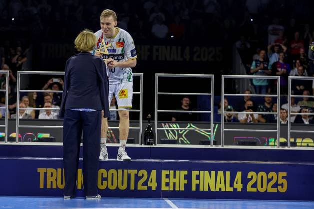 15.06.2025, Handball, Finale TruckScout24 EHF FINAL4, LANXESS arena Köln, Füchse Berlin - SC Magdeburg: SC Magdeburg ist Champions League Sieger - Siegerehrung Ehrung Pokalübergabe nach dem Spiel. Die Mannschaft feiert den SIeg. Most Valuable Player MVP Gisli Kristjansson (Magdeburg 10) Nordrhein-Westfalen Deutschland