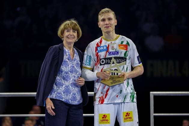 15.06.2025, Handball, Finale TruckScout24 EHF FINAL4, LANXESS arena Köln, Füchse Berlin - SC Magdeburg: SC Magdeburg ist Champions League Sieger - Siegerehrung Ehrung Pokalübergabe nach dem Spiel. Die Mannschaft feiert den SIeg. Most Valuable Player MVP Gisli Kristjansson (Magdeburg 10) Nordrhein-Westfalen Deutschland