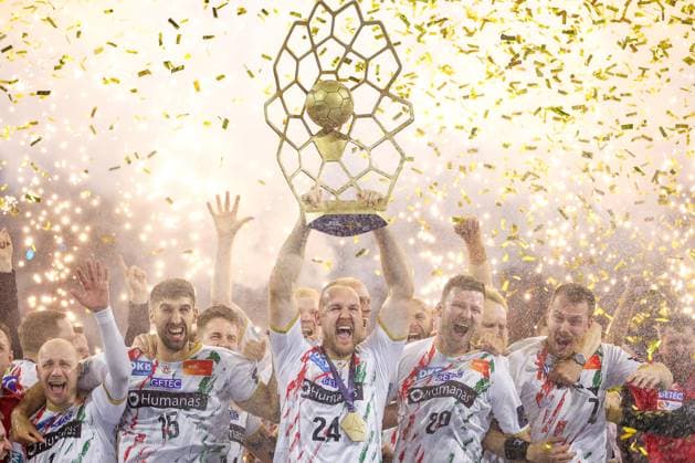 15.06.2025, Handball, Finale TruckScout24 EHF FINAL4, LANXESS arena Köln, Füchse Berlin - SC Magdeburg: SC Magdeburg ist Champions League Sieger - Siegerehrung Ehrung Pokalübergabe nach dem Spiel. Die Mannschaft feiert den SIeg. Christian O Sullivan (Magdeburg 24) nimmt den Pokal entgegen Nordrhein-Westfalen Deutschland