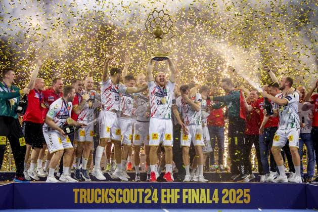 15.06.2025, Handball, Finale TruckScout24 EHF FINAL4, LANXESS arena Köln, Füchse Berlin - SC Magdeburg: SC Magdeburg ist Champions League Sieger - Siegerehrung Ehrung Pokalübergabe nach dem Spiel. Die Mannschaft feiert den SIeg. Christian O Sullivan (Magdeburg 24) nimmt den Pokal entgegen Nordrhein-Westfalen Deutschland