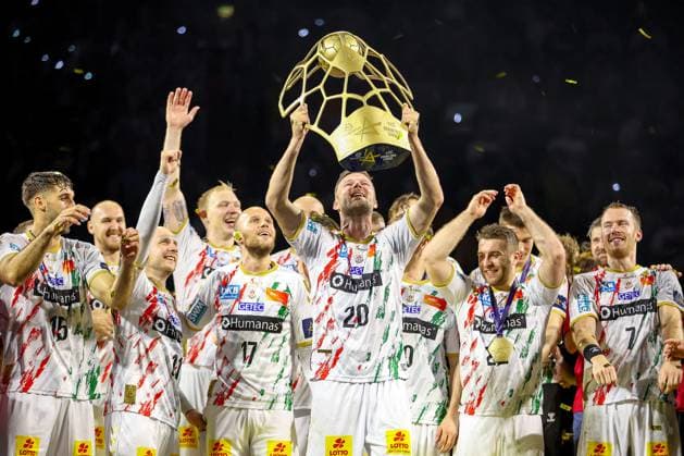 15.06.2025, Handball, Finale TruckScout24 EHF FINAL4, LANXESS arena Köln, Füchse Berlin - SC Magdeburg: SC Magdeburg ist Champions League Sieger - Siegerehrung Ehrung Pokalübergabe nach dem Spiel. Die Mannschaft feiert den SIeg. Philipp Weber (Magdeburg 20) Nordrhein-Westfalen Deutschland