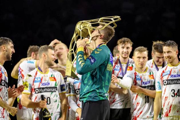 15.06.2025, Handball, Finale TruckScout24 EHF FINAL4, LANXESS arena Köln, Füchse Berlin - SC Magdeburg: SC Magdeburg ist Champions League Sieger - Siegerehrung Ehrung Pokalübergabe nach dem Spiel. Die Mannschaft feiert den SIeg. Torhüter Sergey Hernandez (Magdeburg 01) Nordrhein-Westfalen Deutschland