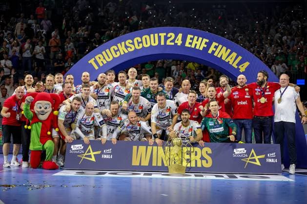 15.06.2025, Handball, Finale TruckScout24 EHF FINAL4, LANXESS arena Köln, Füchse Berlin - SC Magdeburg: SC Magdeburg ist Champions League Sieger - Siegerehrung Ehrung Pokalübergabe nach dem Spiel. Die Mannschaft feiert den SIeg. Mannschaftsfoto Gruppenbild Gruppenfoto Nordrhein-Westfalen Deutschland