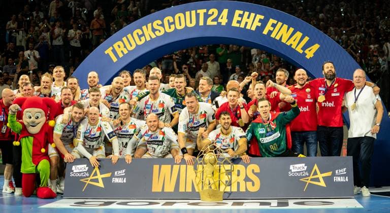 15.06.2025, Handball, Herren, Truckscout 25 EHF Final4 2025, Champions League, Final Four 2024, EHF, Finale, Füchse Berlin - SC Magdeburg, Die Handballer des SC Magdeburg jubeln mit der Trophäe nach der Siegerehrung. Sie sind Sieger der Champions League. Köln Lanxess Arena Nordrhein-Westfalen Deutschland