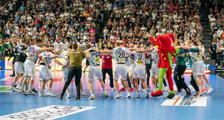 15.06.2025, Handball, Herren, Truckscout 25 EHF Final4 2025, Champions League, Final Four 2024, EHF, Finale, Füchse Berlin - SC Magdeburg, Die Handballer des SC Magdeburg jubeln nach dem Schlusspfiff und bilden einen Kreis. Köln Lanxess Arena Nordrhein-Westfalen Deutschland