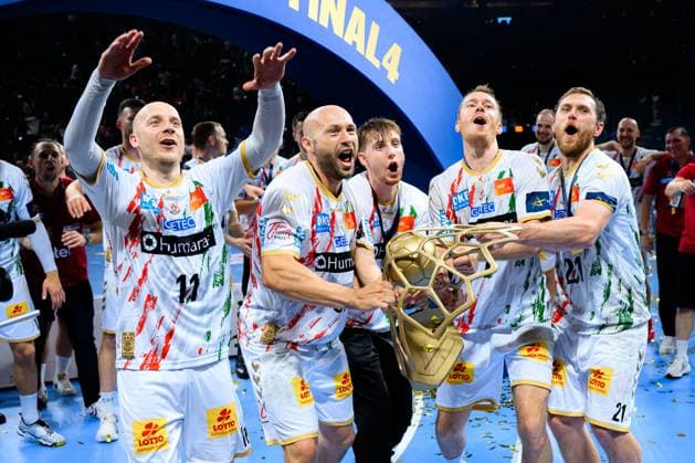 Koeln, Deutschland: Handball EHF CL Final 4 - Finale - Fuechse Berlin - SC Magdeburg Daniel Pettersson (SC Magdeburg), Oscar Bergendahl (SC Magdeburg), Isak Persson (Magdeburg), Felix Claar (Magdeburg), Albin Lagergren (SC Magdeburg) mit dem Pokal Koeln Lanxess Arena Nordrhein-Westfalen Deutschland