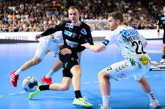 Sport Bilder des Tages Koeln, Deutschland: Handball EHF CL Final 4 - Finale - Fuechse Berlin - SC Magdeburg Mathias Gidsel (Berlin), Lukas Mertens (SC Magdeburg) Koeln Lanxess Arena Nordrhein-Westfalen Deutschland