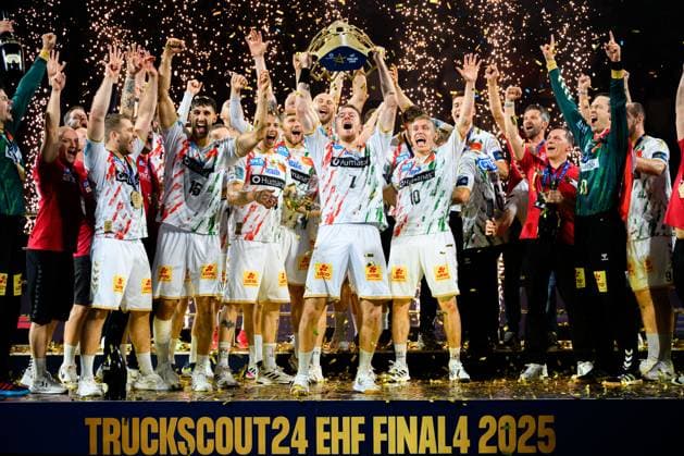 Koeln, Deutschland: Handball EHF CL Final 4 - Finale - Fuechse Berlin - SC Magdeburg Felix Claar (Magdeburg) reckt den Pokal in die Höhe Koeln Lanxess Arena Nordrhein-Westfalen Deutschland