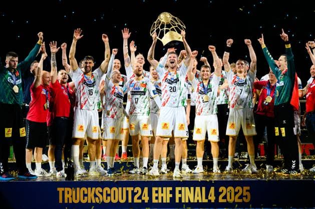 Koeln, Deutschland: Handball EHF CL Final 4 - Finale - Fuechse Berlin - SC Magdeburg Philipp Weber (SC Magdeburg) mit dem Pokal Koeln Lanxess Arena Nordrhein-Westfalen Deutschland