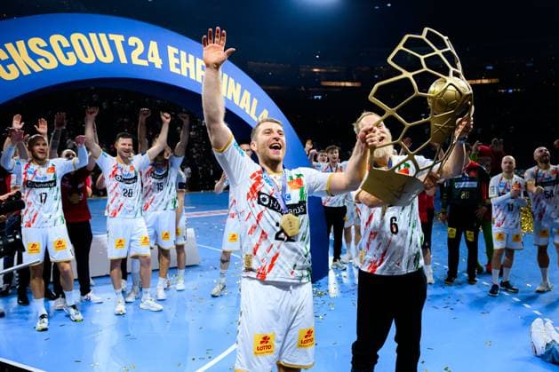Koeln, Deutschland: Handball EHF CL Final 4 - Finale - Fuechse Berlin - SC Magdeburg Lukas Mertens (SC Magdeburg), Matthias Musche (SC Magdeburg) mit dem Pokal Koeln Lanxess Arena Nordrhein-Westfalen Deutschland
