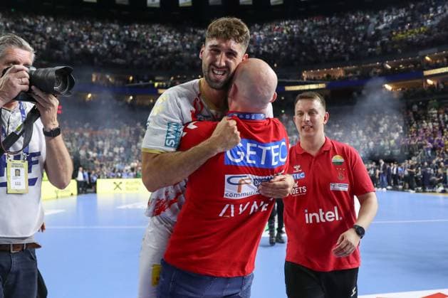 15.06.2025, xgox,Handball, EHF Champions League Finale, Fuechse Berlin - SC Magdeburg v.l. Antonio Serradilla Cuenca (Magdeburg, 15), Yves Grafenhorst (Magdeburg, Co-Trainer) Jubel ueber den Sieg, Jubel nach Spielende Koeln