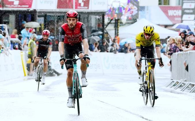 15.06.2025 Schweiz. Tour de Suisse Herren 2025.+.Etappe Kuessnacht - Kuesnacht.Bild : Kevin Vauquelin (FRA) Team Arkea B5B Hotels (I.) Bart Lemmen (NED) Team Visma Lease A Bike Einzelbild Aktion