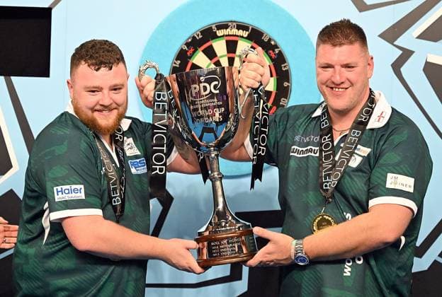 Bilder des Jahres 2025, Sport 06 Juni Sport Themen der Woche KW24 Sport Bilder des Tages 15.06.2025, xhbx, Dart World Cup of Darts 2025, v.l.Josh Rock (Nordirland), Daryl Gurney (Nordirland) Siegerehrung, Pokal (DFL DFB REGULATIONS PROHIBIT ANY USE OF PHOTOGRAPHS as IMAGE SEQUENCES and or QUASI-VIDEO) Frankfurt am Main *** 15 06 2025, xhbx, Dart World Cup of Darts 2025, v l Josh Rock Northern Ireland , Daryl Gurney Northern Ireland award ceremony, trophy DFL DFB REGULATIONS PROHIBIT ANY USE OF PHOTOGRAPHS as IMAGE SEQUENCES and or QUASI VIDEO Frankfurt am Main