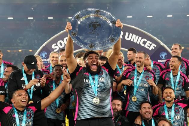 Bilder des Jahres 2025, Sport 06 Juni Sport Themen der Woche KW24 Sport Bilder des Tages Big Zuu of World Eleven celebrates with team mates with the winners trophy England XI v World XI, Soccer Aid for Unicef 2025, Football, Old Trafford, Manchester, UK - 15 Jun 2025 EDITORIAL USE ONLY No use with unauthorised audio, video, data, fixture lists, club league logos or live services. Online in-match use limited to 120 images, no video emulation. No use in betting, games or single club league player publications.  Copyright: xRyanxBrowne Shutterstockx 15352333eb