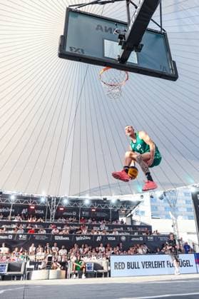 Bilder des Jahres 2025, Sport 06 Juni Sport Themen der Woche KW24 Sport Bilder des Tages BASKETBALL - FIBA 3x3 World Tour VIENNA,AUSTRIA,15.JUN.25 - BASKETBALL - FIBA 3x3 World Tour. Image shows Mattia Meneghini. Keywords: Red Bull Dunk contest.  GEPAxpictures xManuelxBinder