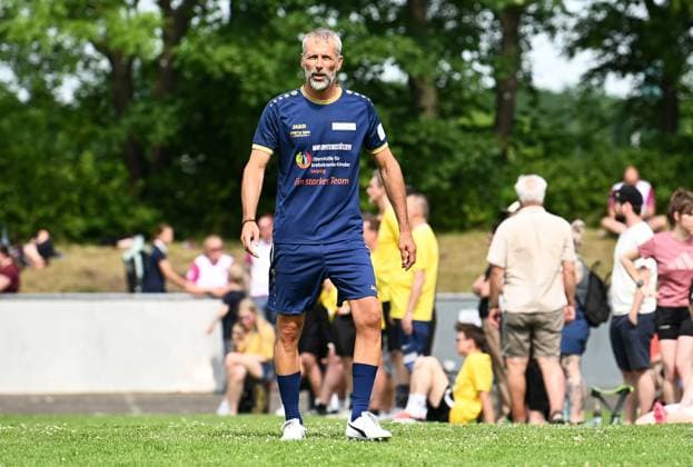 Sport Bilder des Tages 24. Benefiz-Fußball-Turnier >> Kick den Krebs << der Elternhilfe für krebskranke Kinder e.V. Leipzig zugunsten von Kindern mit einer Krebserkrankung und ihren Familien (15.06.2025) Marco Rose (Ex-Trainer RB Leipzig) vom Allstar Team in Aktion beim Benefiz-Fußball-Turnier >> Kick den Krebs <<. Leipzig Sachsen Deutschland Sportplatz Stadion SSV Stötteritz *** 24 Benefit soccer tournament Kick den Krebs der Elternhilfe für krebskranke Kinder e V Leipzig in favor of children with cancer and their families 15 06 2025 Marco Rose Ex coach RB Leipzig from the Allstar Team in action at the benefit soccer tournament Kick den Krebs Leipzig Saxony Germany sports field stadium SSV Stötteritz