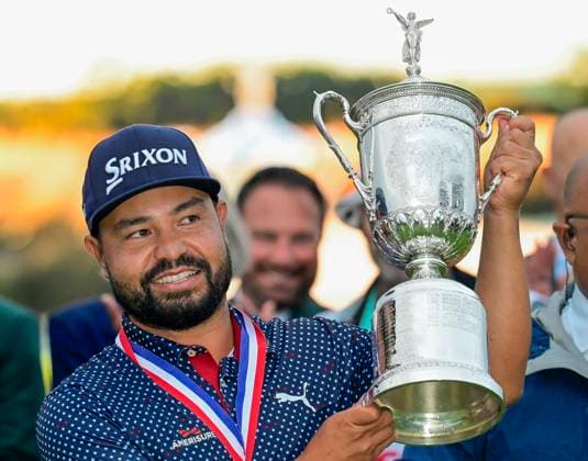 Sport Themen der Woche KW24 Sport Bilder des Tages J.J. Spaun holds the trophy after winning the 125th U.S. Open Golf Championship at Oakmont Country Club in Oakmont, Pennsylvania on Sunday, June 15, 2025. Spaun won with a 64-foot birdie putt on the 18th hole and finished at even par for the tournament.  PIT20250615712 ARCHIExCARPENTER