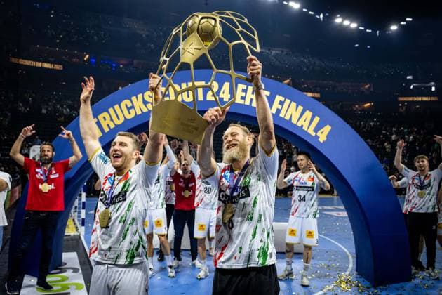 Handball Köln 15.06.2025 EHF Final4 2025 Champions League Championsleague Finale Füchse Berlin - SC Magdeburg Der SC Magdeburg ist Champions League Sieger 2025 die Mannschaft jubelt vor der Fankurve Mertens Lukas (Magdeburg, No.22) Musche Matthias (Magdeburg, No.06) Jubel