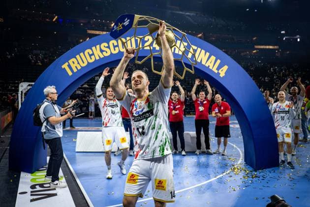 Handball Köln 15.06.2025 EHF Final4 2025 Champions League Championsleague Finale Füchse Berlin - SC Magdeburg Der SC Magdeburg ist Champions League Sieger 2025 die Mannschaft jubelt vor der Fankurve Magnusson Omar Ingi (Magdeburg, No.14) Jubel