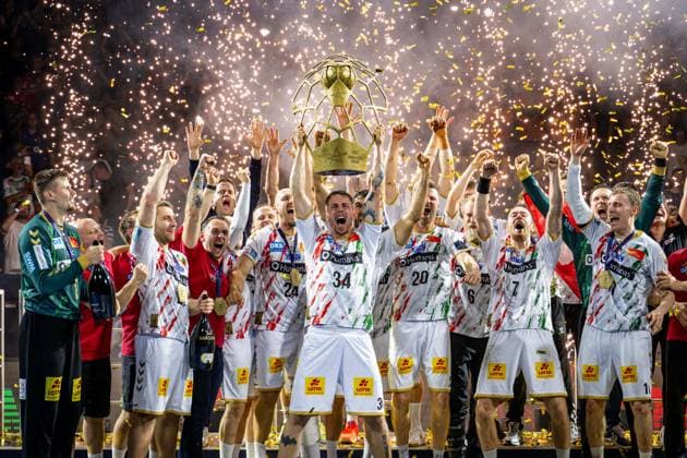 Handball Köln 15.06.2025 EHF Final4 2025 Champions League Championsleague Finale Füchse Berlin - SC Magdeburg Der SC Magdeburg ist Champions League Sieger 2025 Damgaard Nielsen Michael (Magdeburg, No.34) mit Pokal Siegerehrung Jubel