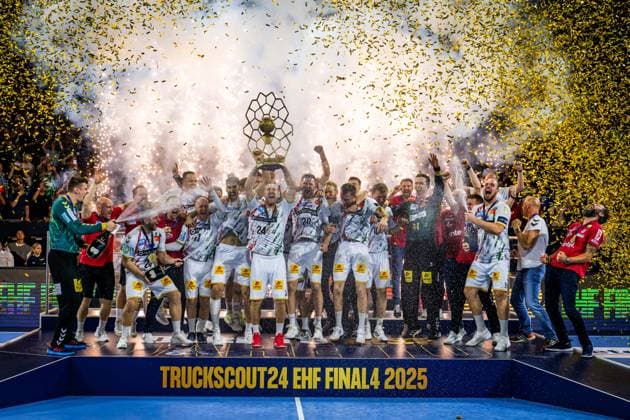 Handball Köln 15.06.2025 EHF Final4 2025 Champions League Championsleague Finale Füchse Berlin - SC Magdeburg Der SC Magdeburg ist Champions League Sieger 2025 O Sullivan Christian (Magdeburg, No.24) Sullivan mit Pokal Siegerehrung Jubel