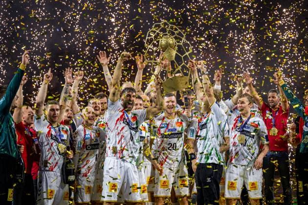 Handball Köln 15.06.2025 EHF Final4 2025 Champions League Championsleague Finale Füchse Berlin - SC Magdeburg Der SC Magdeburg ist Champions League Sieger 2025 Serradilla Cuenca Antonio (Magdeburg, No.15) und Musche Matthias (Magdeburg, No.06) mit Pokal Siegerehrung Jubel