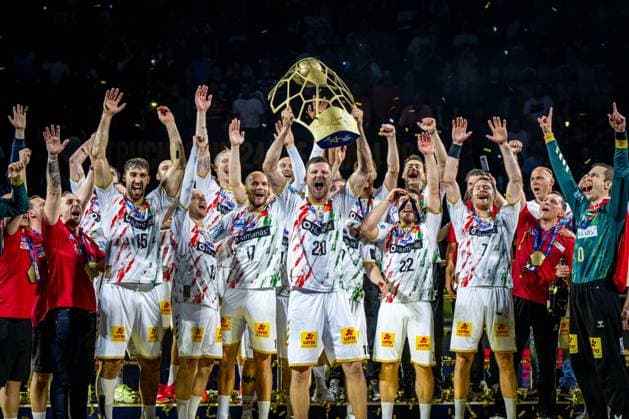 Handball Köln 15.06.2025 EHF Final4 2025 Champions League Championsleague Finale Füchse Berlin - SC Magdeburg Der SC Magdeburg ist Champions League Sieger 2025 Weber Philipp (Magdeburg, No.20) mit Pokal Siegerehrung Jubel