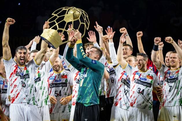 Handball Köln 15.06.2025 EHF Final4 2025 Champions League Championsleague Finale Füchse Berlin - SC Magdeburg Der SC Magdeburg ist Champions League Sieger 2025 Hernandez Ferrer Sergey (Magdeburg, TW, No.01) mit Pokal Siegerehrung Jubel