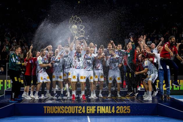 Handball Köln 15.06.2025 EHF Final4 2025 Champions League Championsleague Finale Füchse Berlin - SC Magdeburg Der SC Magdeburg ist Champions League Sieger 2025 O Sullivan Christian (Magdeburg, No.24) Sullivan mit Pokal Siegerehrung Jubel