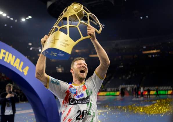 Schlussjubel MD, Philipp WEBER (MD) mit Pokal Handball Champions League Final Four 2025, Finale, Fuechse Berlin (B) - SC Magdeburg (MD) 26:32, am 15.06.2025 in Koeln Deutschland. Â