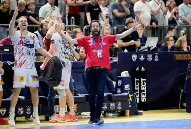 Schlussjubel MD, Trainer Bennet WIEGERT (MD), l. Omar Ingi MAGNUSSON (MD) Handball Champions League Final Four 2025, Finale, Fuechse Berlin (B) - SC Magdeburg (MD) 26:32, am 15.06.2025 in Koeln Deutschland. Â