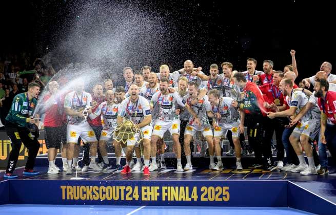 Siegerehrung, Jubel Team MD mit Pokal den Christian OÂ SULLIVAN (MD) haelt, Mannschaft, Handball Champions League Final Four 2025, Finale, Fuechse Berlin (B) - SC Magdeburg (MD) 26:32, am 15.06.2025 in Koeln Deutschland. Â