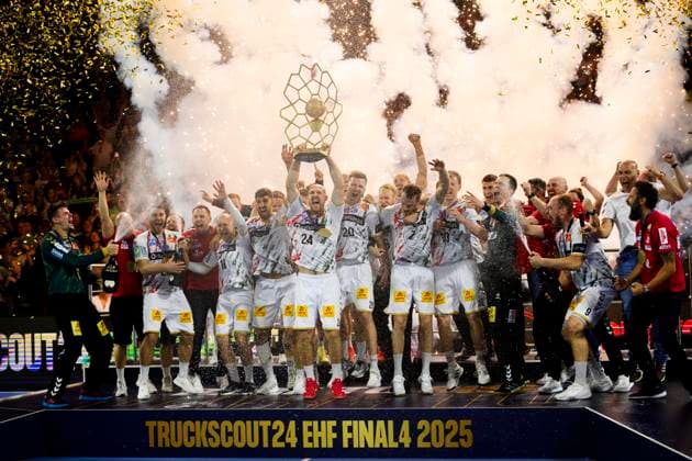 Siegerehrung, Jubel Team MD mit Pokal den Christian OÂ SULLIVAN (MD) haelt, Mannschaft, Handball Champions League Final Four 2025, Finale, Fuechse Berlin (B) - SC Magdeburg (MD) 26:32, am 15.06.2025 in Koeln Deutschland. Â