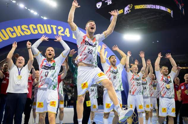 Schlussjubel MD, die Spieler feiern vor den Fans, v.l. Tim HORNKE (MD), Philipp WEBER (MD) Handball Champions League Final Four 2025, Finale, Fuechse Berlin (B) - SC Magdeburg (MD) 26:32, am 15.06.2025 in Koeln Deutschland. Â