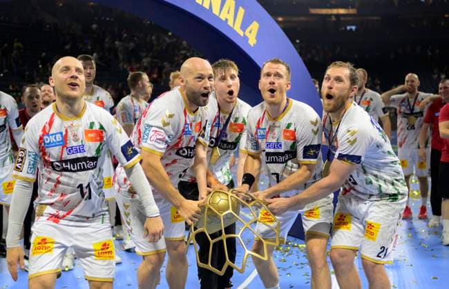 Schlussjubel MD, v.l. Daniel PETTERSSON (MD), Oscar BERGENDAHL (MD), Isak PERSSON (MD), Felix CLAAR (MD), Albin LAGERGREN (MD) mit Pokal Handball Champions League Final Four 2025, Finale, Fuechse Berlin (B) - SC Magdeburg (MD) 26:32, am 15.06.2025 in Koeln Deutschland. Â