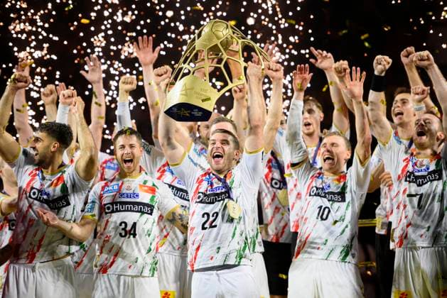 Siegerehrung, Jubel Team MD mit Pokal den Lukas MERTENS (MD) haelt, Handball Champions League Final Four 2025, Finale, Fuechse Berlin (B) - SC Magdeburg (MD) 26:32, am 15.06.2025 in Koeln Deutschland. Â