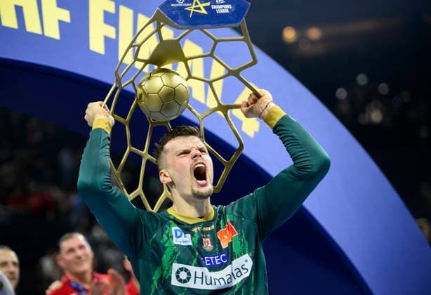 Schlussjubel MD, Torwart Sergey HERNANDEZ FERRER (MD) mit Pokal Handball Champions League Final Four 2025, Finale, Fuechse Berlin (B) - SC Magdeburg (MD) 26:32, am 15.06.2025 in Koeln Deutschland. Â