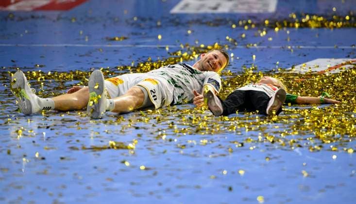 Schlussjubel MD, Philipp WEBER (MD) liegt mit seiner kleinen Tochter im Goldkonfetti, Handball Champions League Final Four 2025, Finale, Fuechse Berlin (B) - SC Magdeburg (MD) 26:32, am 15.06.2025 in Koeln Deutschland. Â