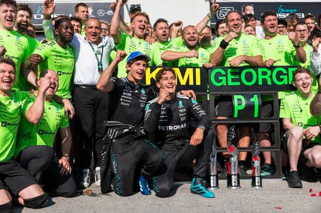Bilder des Jahres 2025, Sport 06 Juni Sport Themen der Woche KW24 Sport Bilder des Tages Formula 1 Pirelli Grand Prix du Canada 2025 Alexis Perrin OVERTAKE MAXPPP - Montréal 15 06 2025 12 ANTONELLI Andrea Kimi (ita), Mercedes AMG Petronas, portrait and 63 RUSSELL George (gbr), Mercedes AMG Petronas, portrait celebration P1 and P3 with Mercedes AMG Petronas team in the pitlane during the Formula 1 Pirelli Grand Prix du Canada 2025, the 10th round of the 2025 FIA Formula 1 World Championship, WM, Weltmeisterschaft at the Circuit Gilles?Villeneuve in Montréal, Quebec, Canada, from June?12 to 15, 2025 Montréal Canada  Copyright: xOVERTAKE MAXPPPxAlexisxPerrinx OVT202506164757 OVT202506164757
