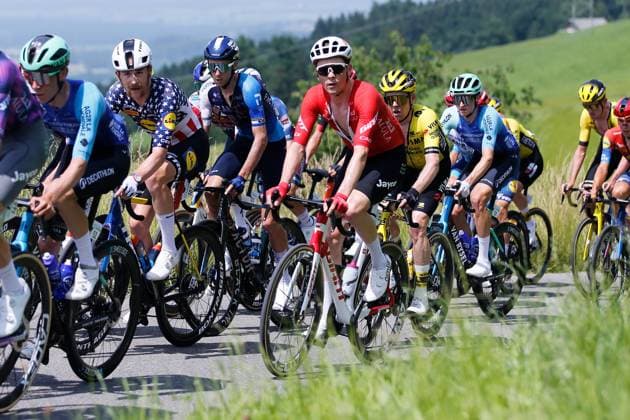 TDS 1.Etappe Mauro Schmid SUI Team Jayco Alula 15.06.2025 Kuessnacht, SCHWEIZ, Tour de Suisse 1.Etappe Kuessnacht - Kuessnacht Quinn Simmons USA Team Lidl-Trek Mauro Schmid SUI Team Jayco Alula im Aufstieg zum Michaelskreuz