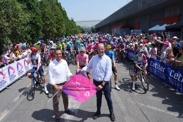 Sport Bilder des Tages The start during the stage 2 of the Giro Next Gen 2025, Rho Fiera Milano (Mi) - CantÃ¹ (Co), 146 km, Italy - Monday, June 16, 2025. - cycling.  Copyright: xGianxMattiaxD Albertox LaPressex